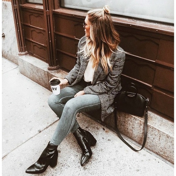 Frye Flynn Short Zip Fall/Winter Black Leather Heeled Chic Everyday Ankle Bootie - Picture 1 of 15